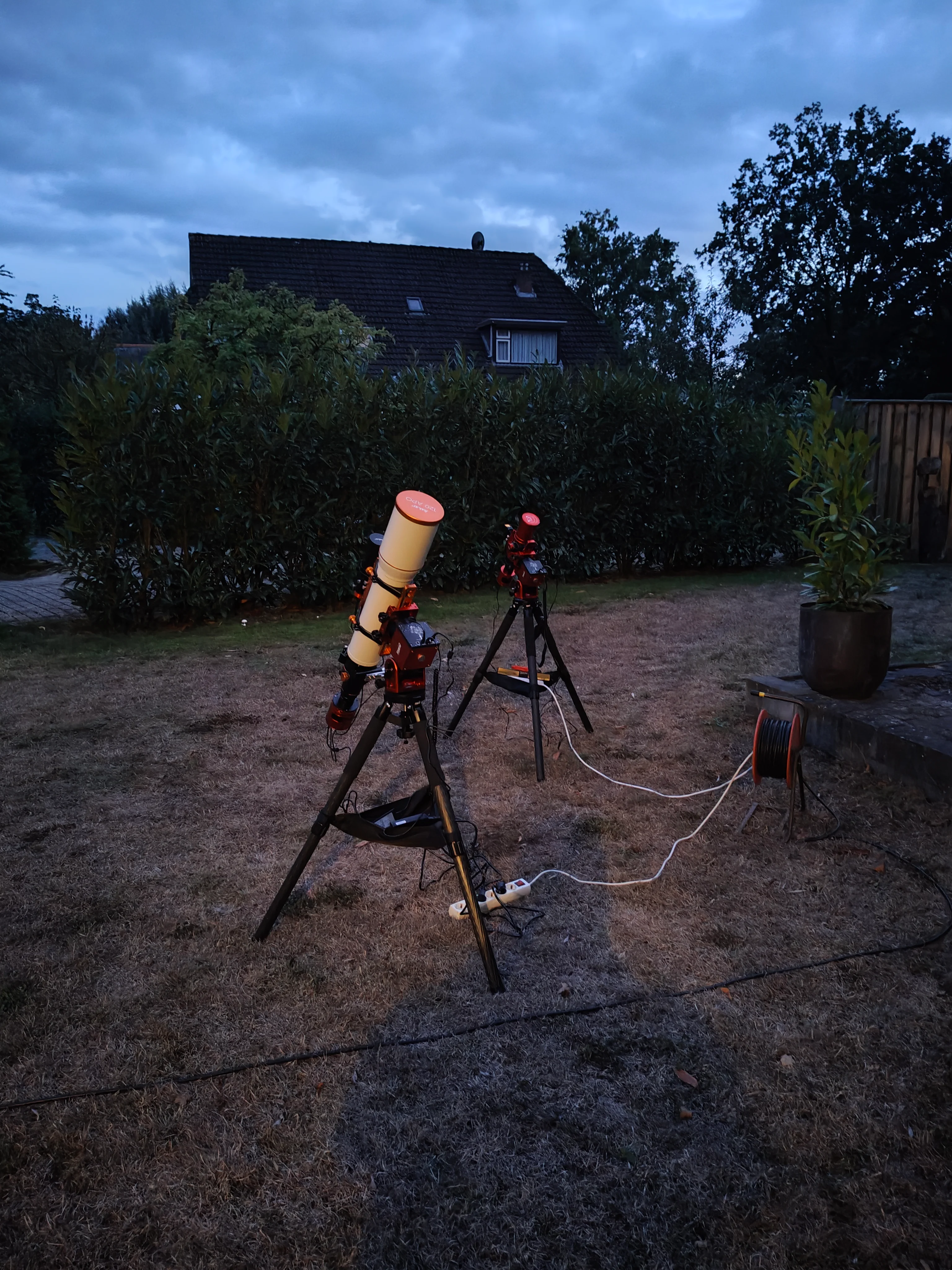 An image with two setups. One with the smaller redcat scope, and one with the bigger askar scope.